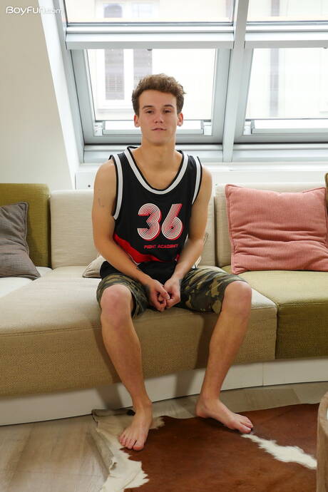 Der schöne Junge Kaleb Cross zeigt einen perfekten Körper