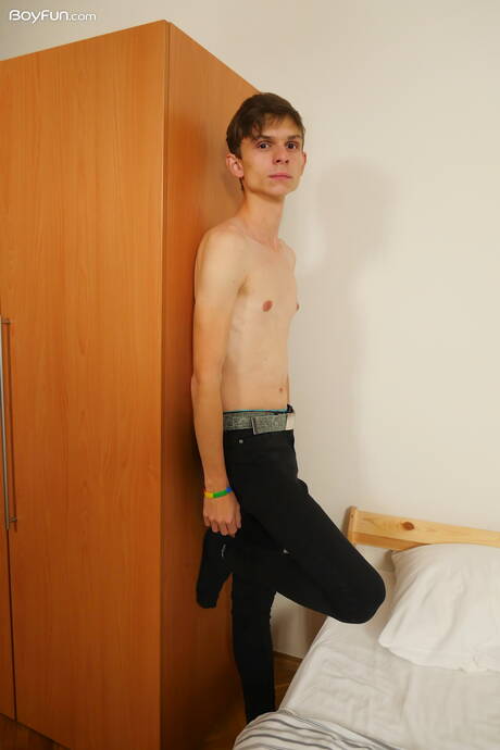 Jonge jongen Sam Frost kleedt zich uit en laat zijn hete kont zien