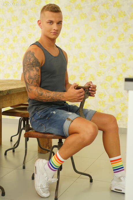 硬漢Lucas Drake在廚房秀出美好身材