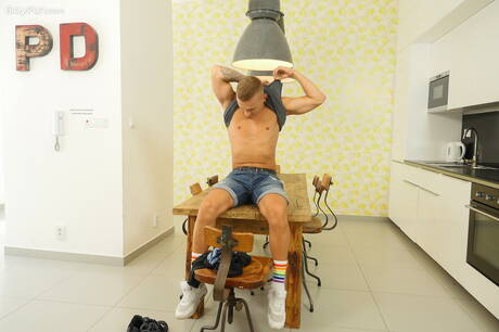 硬漢Lucas Drake在廚房秀出美好身材