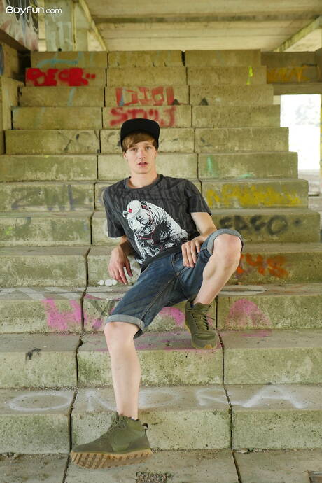 Der heiße tschechische Twink Antony Carter posiert nackt und zeigt einen schönen Hintern