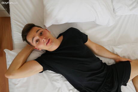 Il bellissimo ragazzo Liam Butler si spoglia e mostra il suo sedere stretto