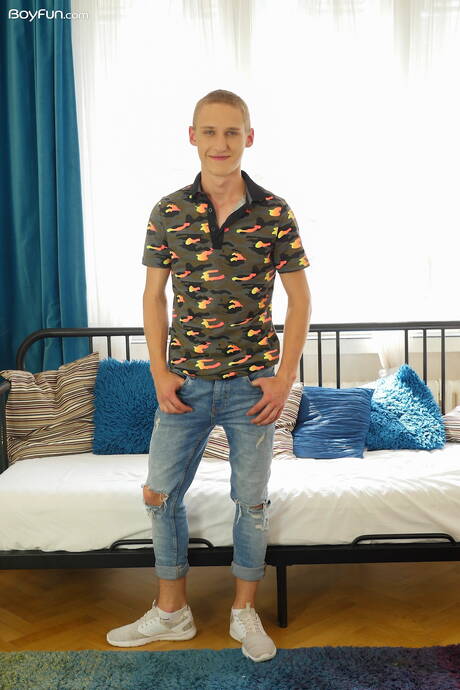 Der heiße Twink Oliver Morgenson posiert nackt