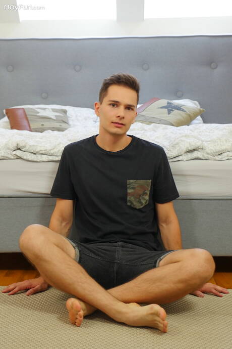 Der schöne Junge Liam Butler zieht sich aus und zeigt seinen Hintern