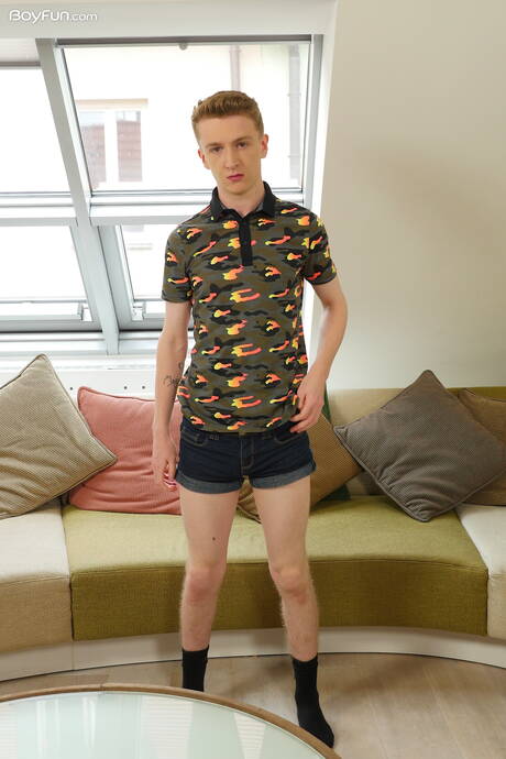 Der heiße Twink Alexander Light wichst seinen Schwanz