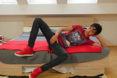 Knappe jongen Carlos Costa wordt naakt en laat zijn strakke kont zien