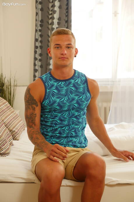 身材魁梧的Lucas Drake展現完美身材