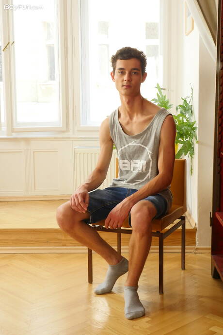 Il bellissimo ragazzo Alan Caine si masturba