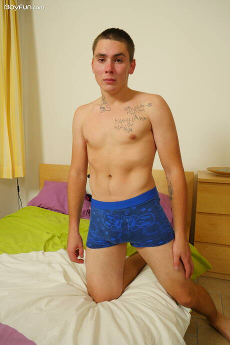 Enzo Sky, ben fatto, gioca con il suo cazzo