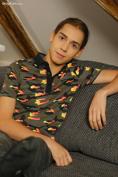 Twink Jake Olsen shows a perfect body