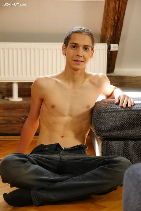 Twink Jake Olsen zeigt einen perfekten Körper