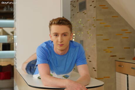 El hermoso chico Alexander Light posando desnudo y mostrando su bonito culo en la cocina