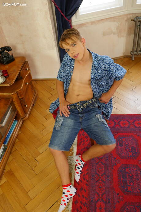 Der junge Richard Hicks posiert nackt und zeigt seinen knackigen Hintern