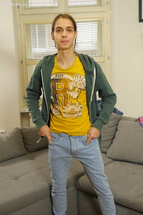 Der junge Jake Olsen neckt seinen Schwanz