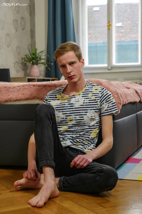 性感小鮮肉 Mike Branco 裸體擺造型，秀出緊實的臀部