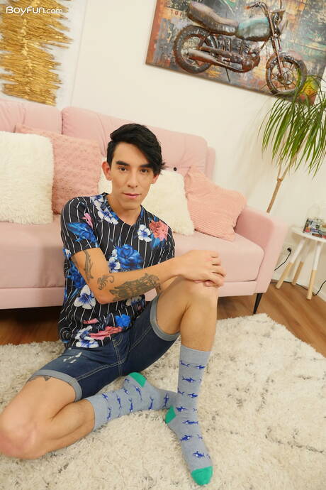 拉丁小夥Roman Capellini脫光衣服，露出性感的屁股