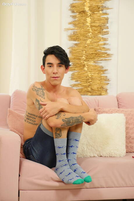 拉丁小夥Roman Capellini脫光衣服，露出性感的屁股