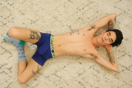 拉丁小夥Roman Capellini脫光衣服，露出性感的屁股