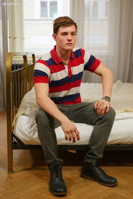 粗壯的肖恩羅斯脫光衣服露出屁股