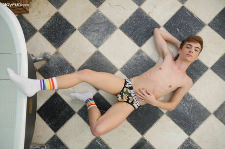 Der hübsche Amerikaner Tannor Reed zieht sich aus und zeigt seinen Hintern im Badezimmer