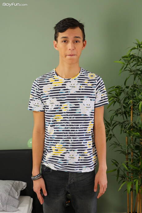 Pretty boy Maxxie Rivers posing naked and showing nice butt