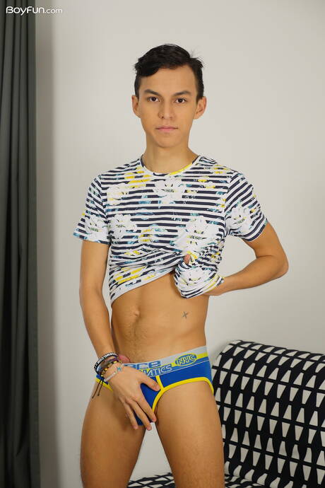 lindo garoto Maxxie Rivers posando nu e mostrando uma bela bunda