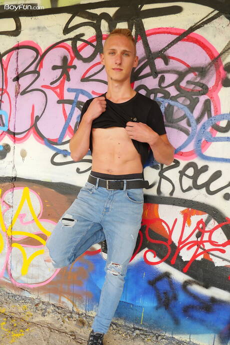 Der heiße Twink Oliver Morgenson zieht sich aus und zeigt seinen knackigen Arsch