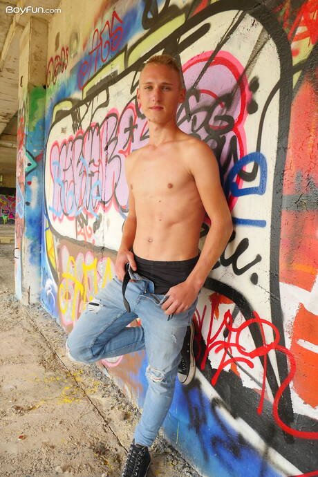 Der heiße Twink Oliver Morgenson zieht sich aus und zeigt seinen knackigen Arsch