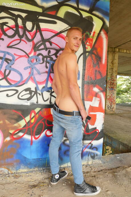 Der heiße Twink Oliver Morgenson zieht sich aus und zeigt seinen knackigen Arsch