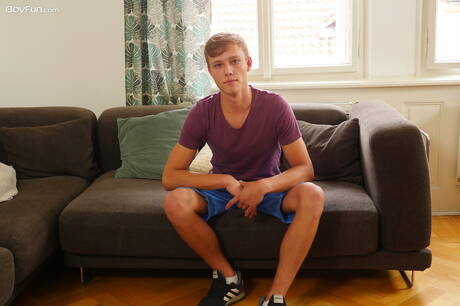 Il giovane ragazzo Andrew Green mostra un corpo perfetto