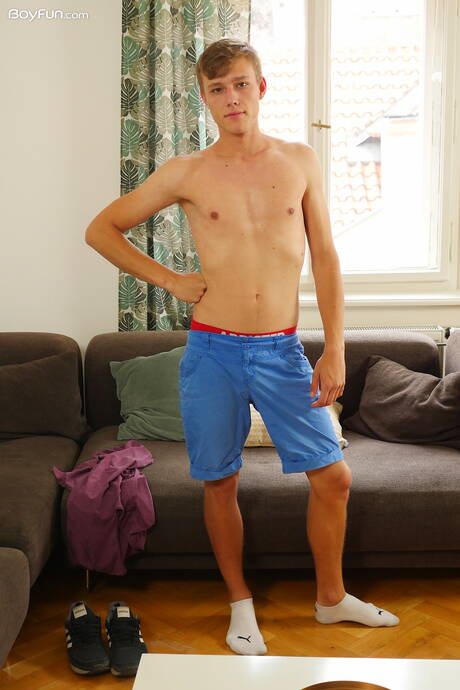 Młody chłopak Andrew Green pokazuje idealne ciało