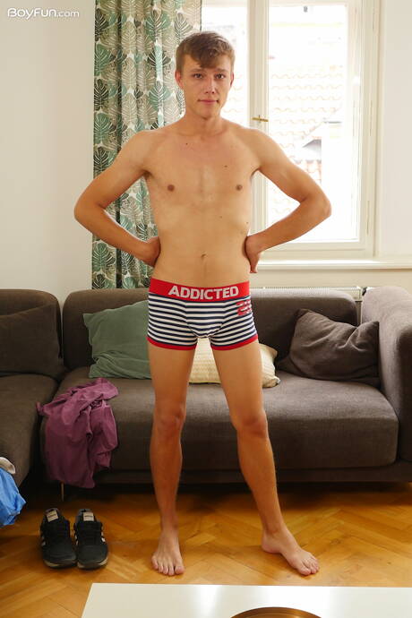 Młody chłopak Andrew Green pokazuje idealne ciało