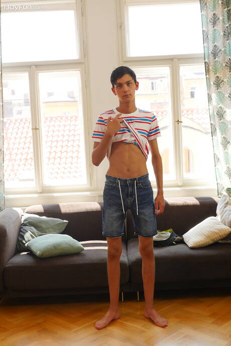 Hete twink Carlos Costa poseert naakt en laat zijn kont zien