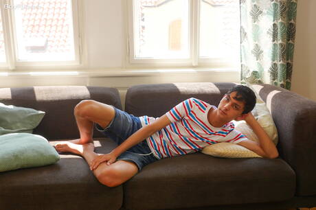 Hete twink Carlos Costa poseert naakt en laat zijn kont zien