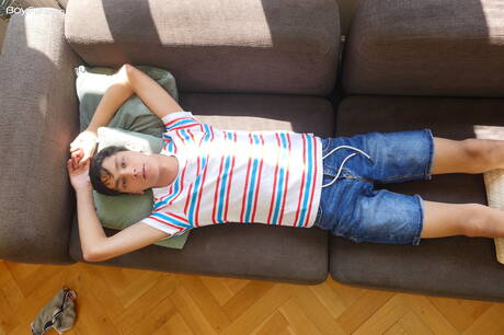 Hete twink Carlos Costa poseert naakt en laat zijn kont zien