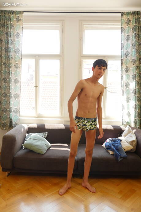 Hete twink Carlos Costa poseert naakt en laat zijn kont zien