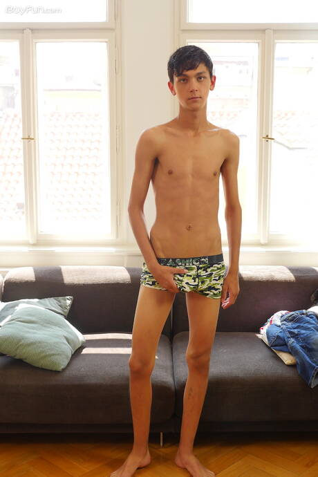 Hete twink Carlos Costa poseert naakt en laat zijn kont zien