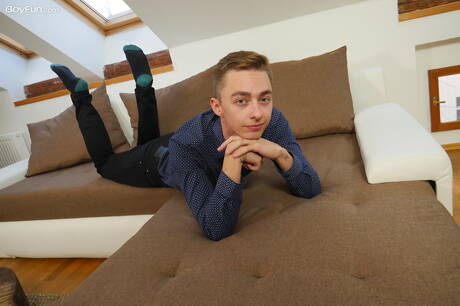 Der junge Jack Flynn zieht sich aus und zeigt seinen knackigen Hintern