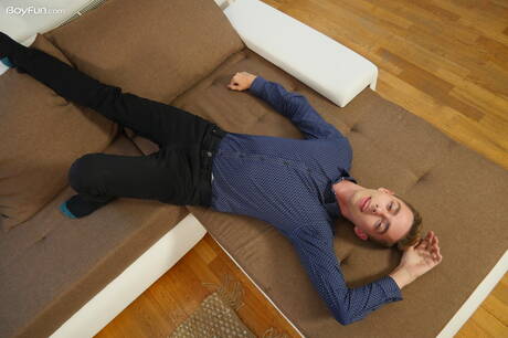 Boyfun: 年輕的傑克·弗林脫光衣服，露出緊實的屁股