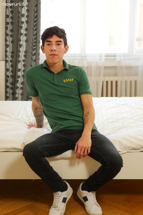 拉丁裔年輕 Roman Capellini 脫衣服並露出緊實的臀部