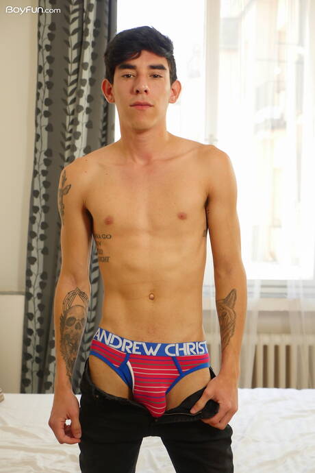 拉丁裔年輕 Roman Capellini 脫衣服並露出緊實的臀部