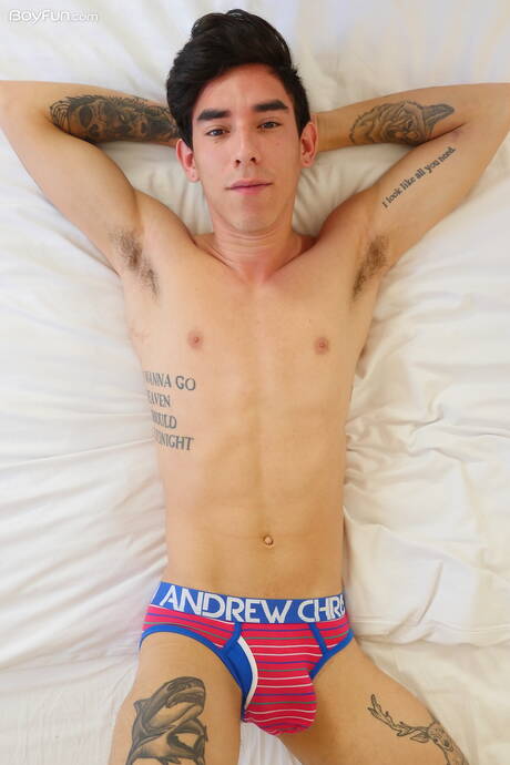 拉丁裔年輕 Roman Capellini 脫衣服並露出緊實的臀部