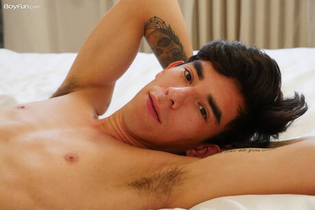 拉丁裔年輕 Roman Capellini 脫衣服並露出緊實的臀部