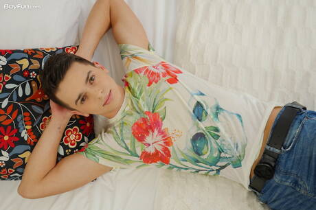 Tsjechische twink Finn Harper poseert naakt