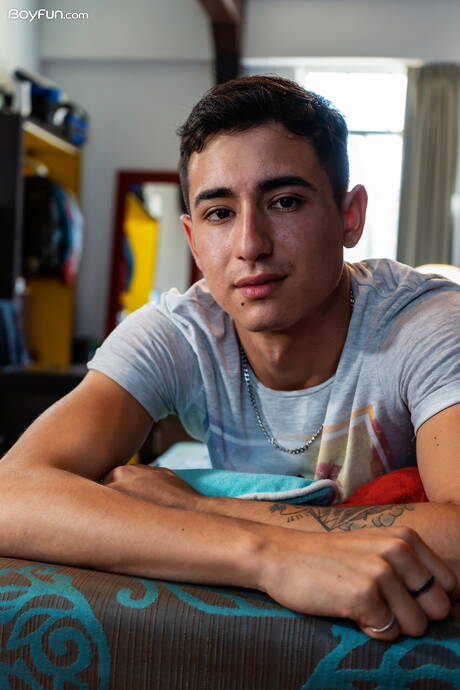 Il giovane ragazzo latino Jack Moon si masturba il cazzo