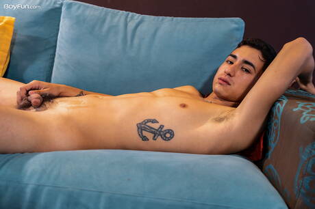 Il giovane ragazzo latino Jack Moon si masturba il cazzo