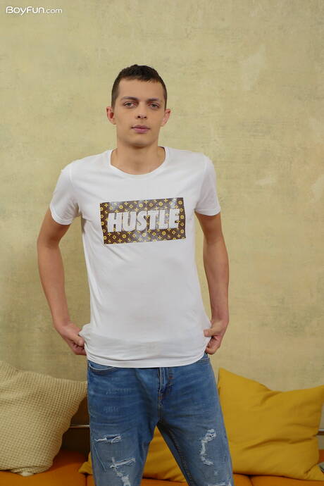 Der schöne Benny Vasquez zeigt einen perfekten Körper