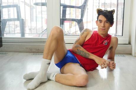 拉丁裔帥哥 Roman Capellini 在廚房裸體擺造型，秀出性感臀部