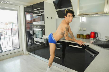拉丁裔帥哥 Roman Capellini 在廚房裸體擺造型，秀出性感臀部