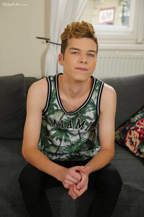 Il ragazzo sexy Axel Bolt mostra un corpo meraviglioso